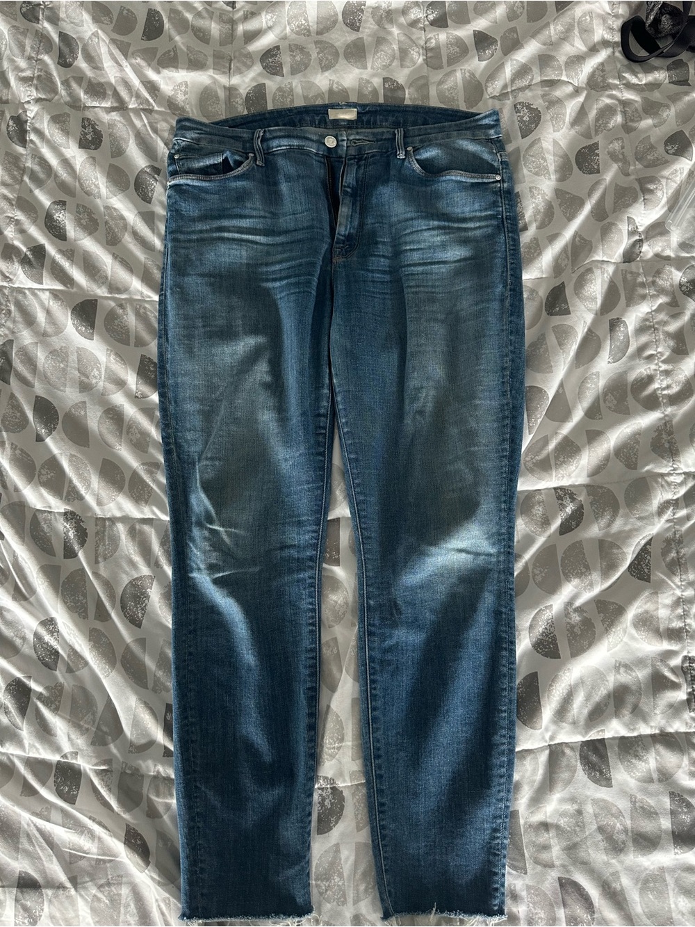 MOTHER Slim Straight Jeans in Faded Blue